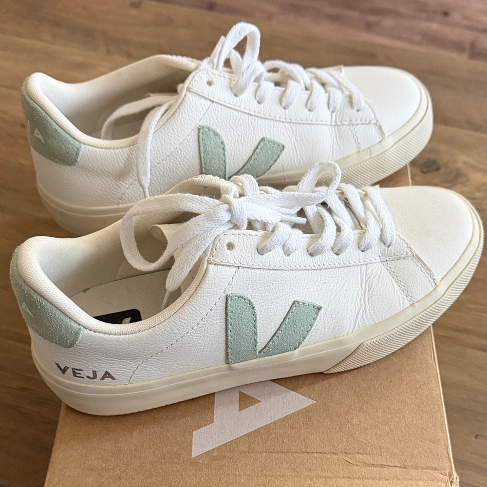 Veja Women's Cream and Mint Sneakers